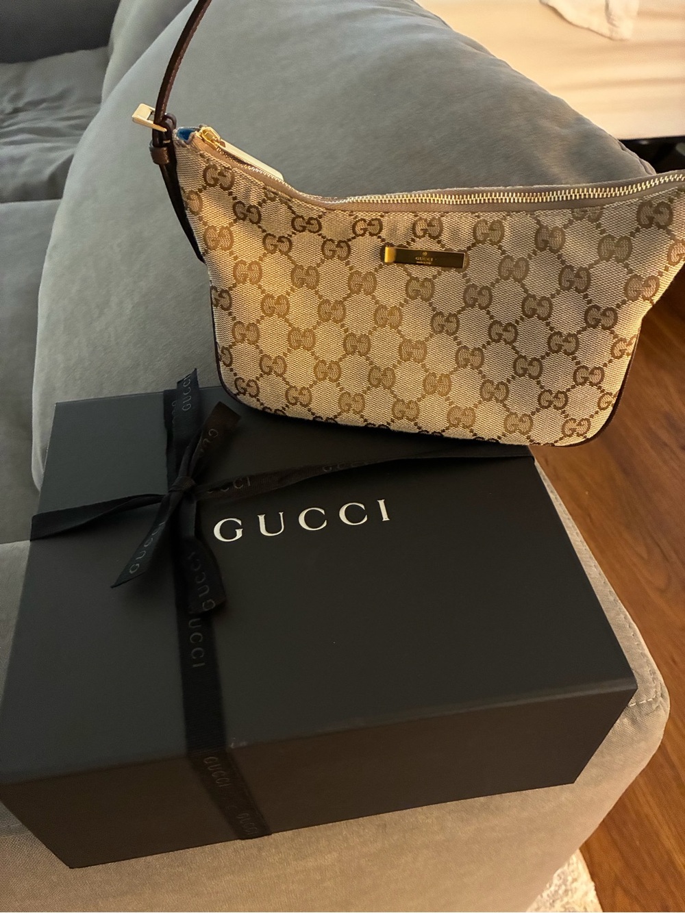 Gucci GG Supreme Canvas Shoulder Bag in beige and brown with gold hardware - Picture 1 of 9